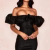 Abito nero in raso con spalle a sbuffo Selena
