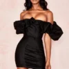 Abito nero in raso con spalle a sbuffo Selena
