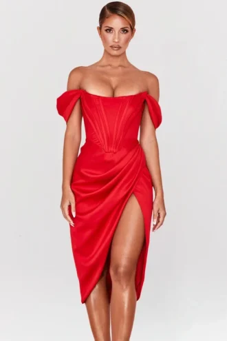 Abito rosso in raso con spalle scoperte Loretta