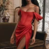 Abito rosso in raso con spalle scoperte Loretta