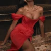 Abito rosso in raso con spalle scoperte Loretta
