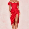 Abito rosso in raso con spalle scoperte Loretta