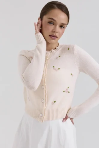 Cardigan Anjou in lana d’agnello color crema con ricamo di rose