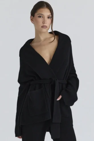 Cardigan Madison nero in pura lana con drappeggio sul davanti