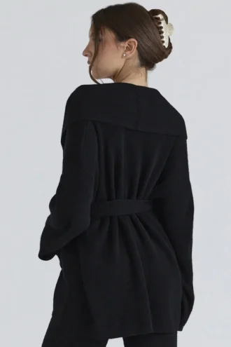 Cardigan Madison nero in pura lana con drappeggio sul davanti