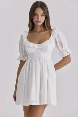 Maisie Abito mini babydoll bianco con ricamo inglese in stile Regency